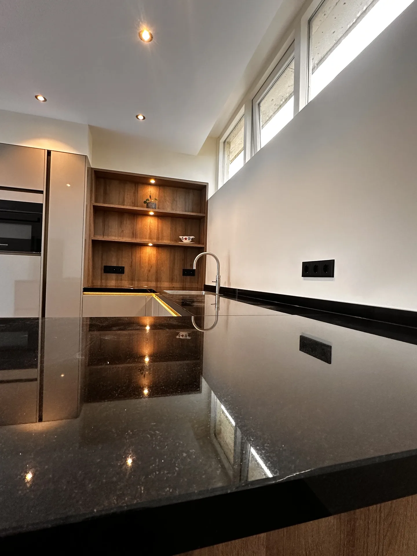 Keuken met granieten kookeiland, vakkundig geplaatst door Dutch Design