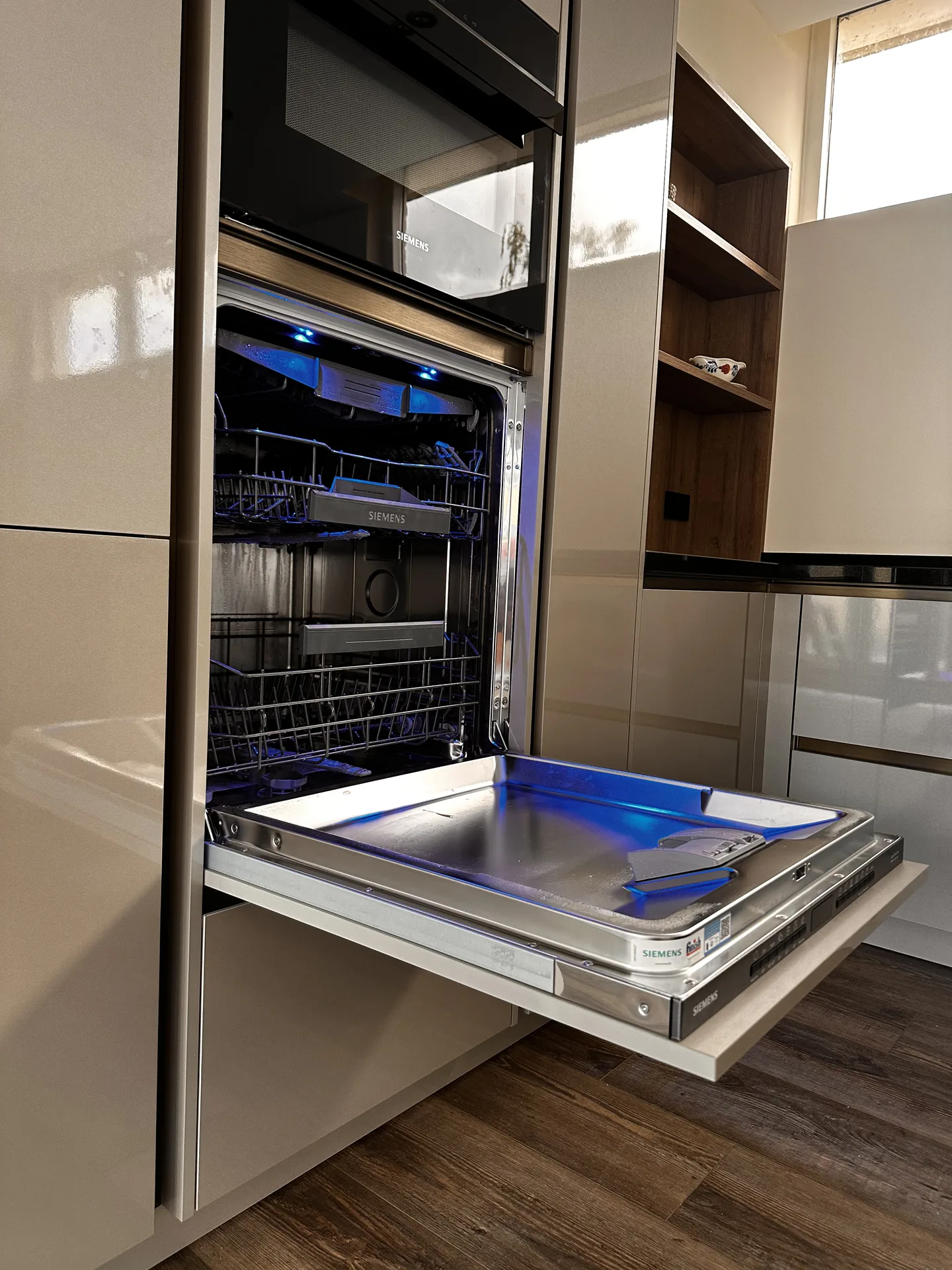 Nieuwe keuken met ingebouwde vaatwasser, klaar na goede voorbereiding van de woning
