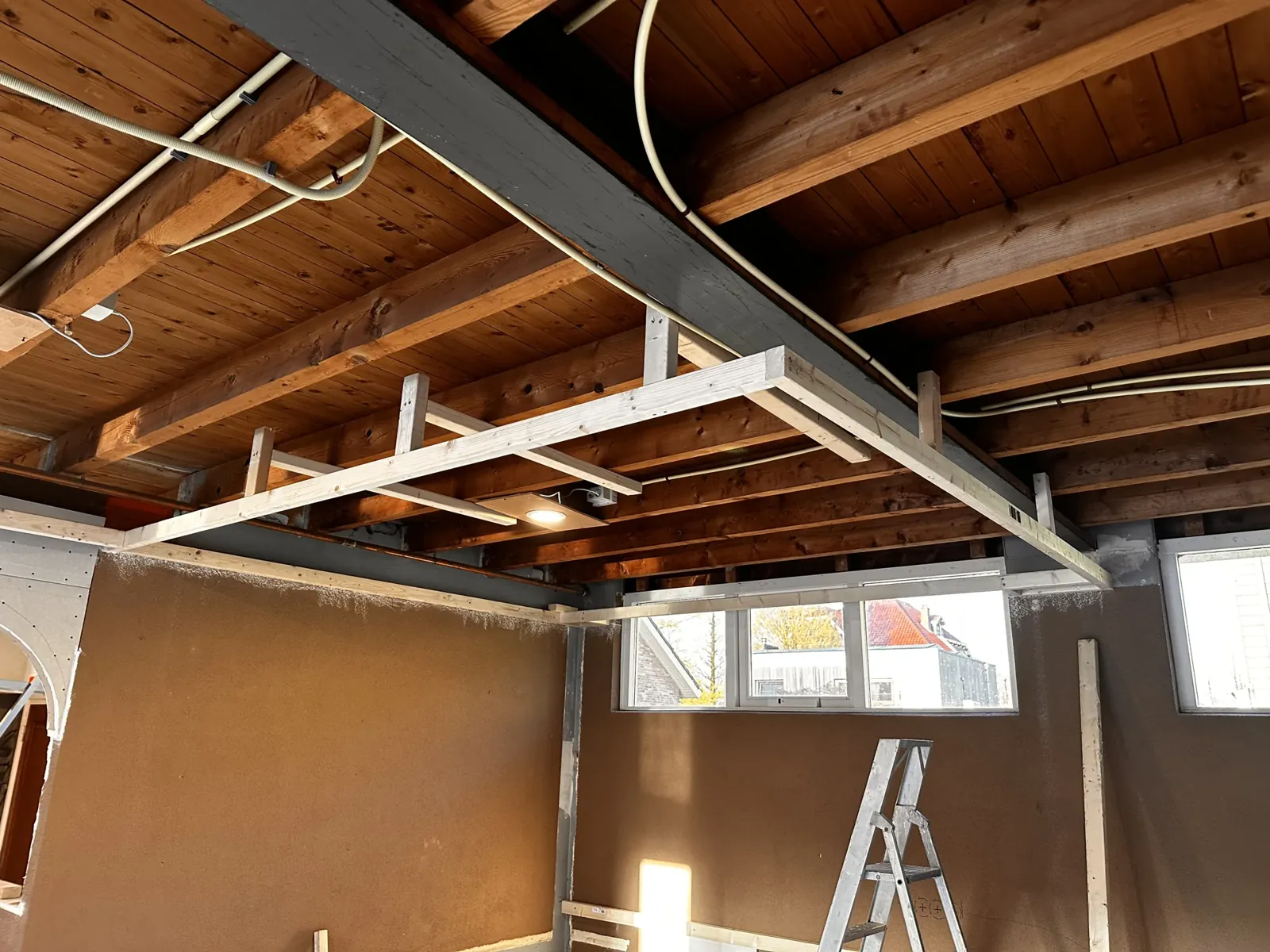Keuken op maat Boskoop: plafond open met nieuwe balklaag en verlaagd plafond in opbouw