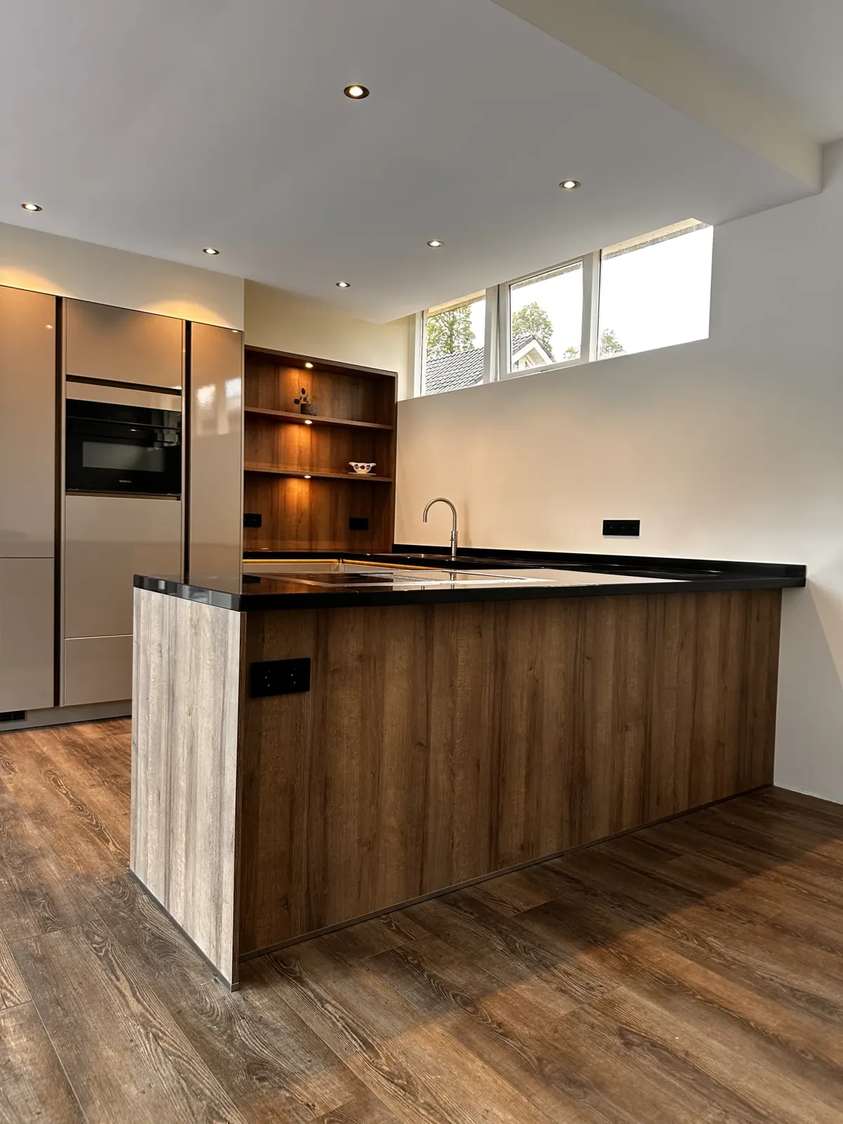 Keuken op maat Boskoop: kookeiland met houten front en donker natuursteen werkblad